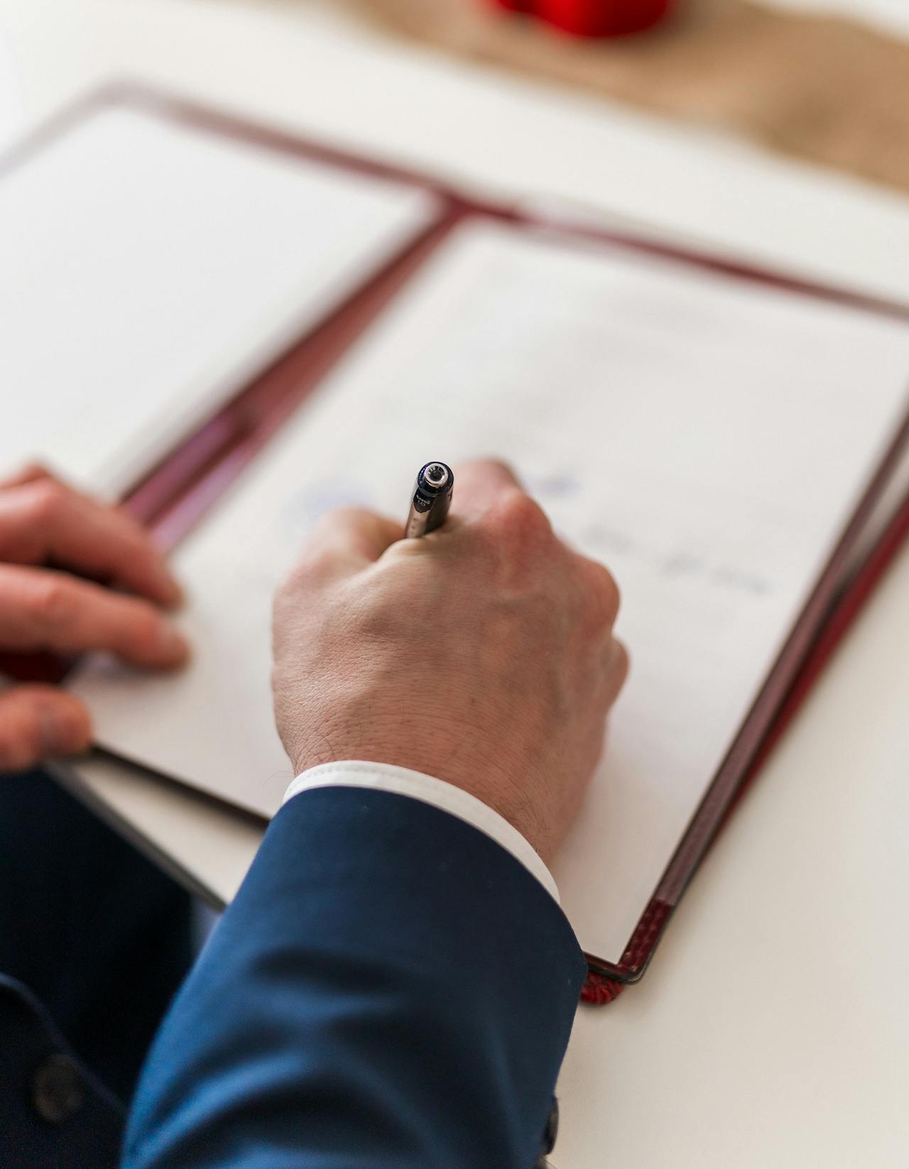Firmando acuerdo legal